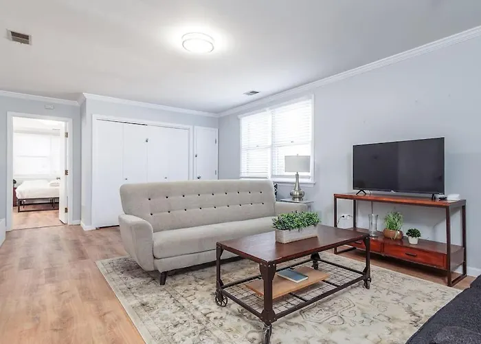 Beautiful Remodeled Penthouse Unit In Old Town