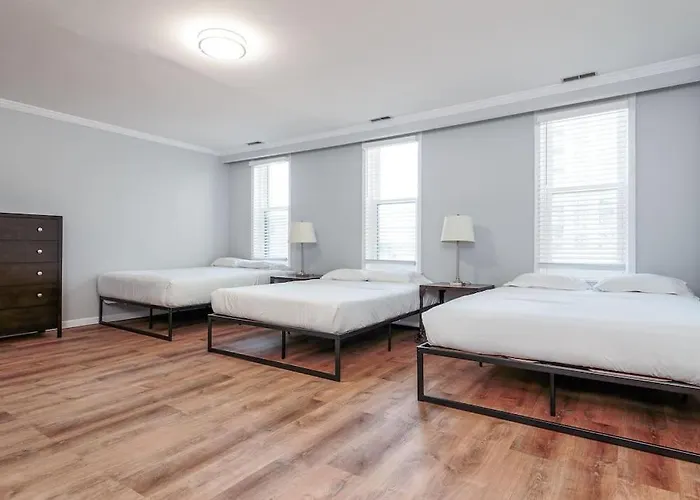Beautiful Remodeled Penthouse Unit In Old Town